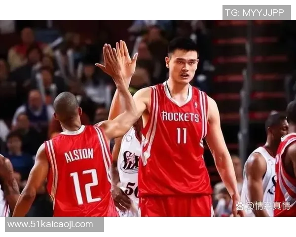 戏耍姚明发球的趣味瞬间揭秘篮球场上的幽默与友谊 戏耍姚明发球的趣味瞬间揭秘篮球场上的幽默与友谊